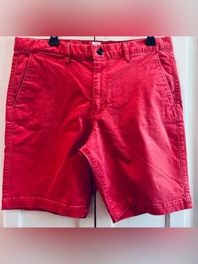GAP Men’s Red Flat-Front Chino Shorts.  Sz 34 with pockets. Button/Zip closure.